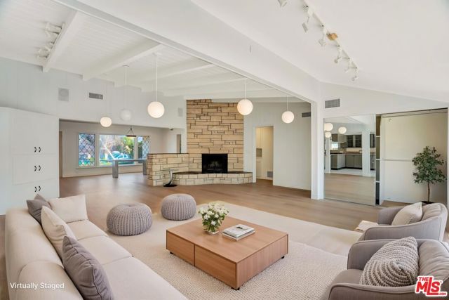 19732 Henshaw Street, Woodland Hills (los Angeles), CA 91356