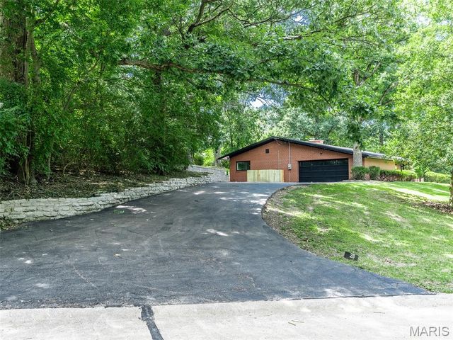 28 Black Oak Drive, Sunset Hills, MO 63127