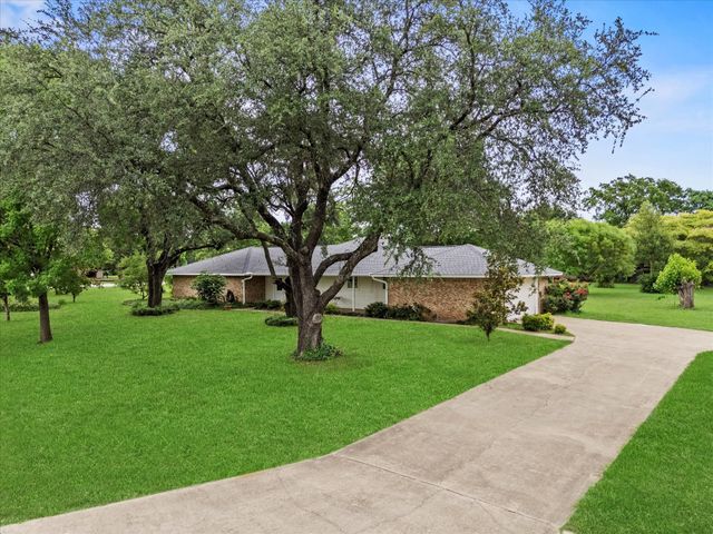 119 Locust Court, Oak Leaf, TX 75154