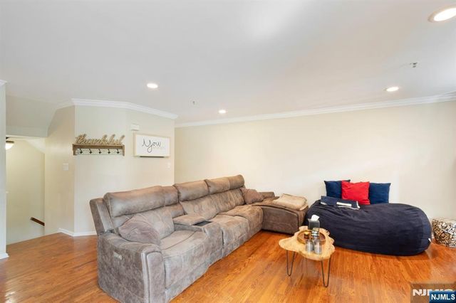 86 Lakeview Court, Pompton Lakes, NJ 07442