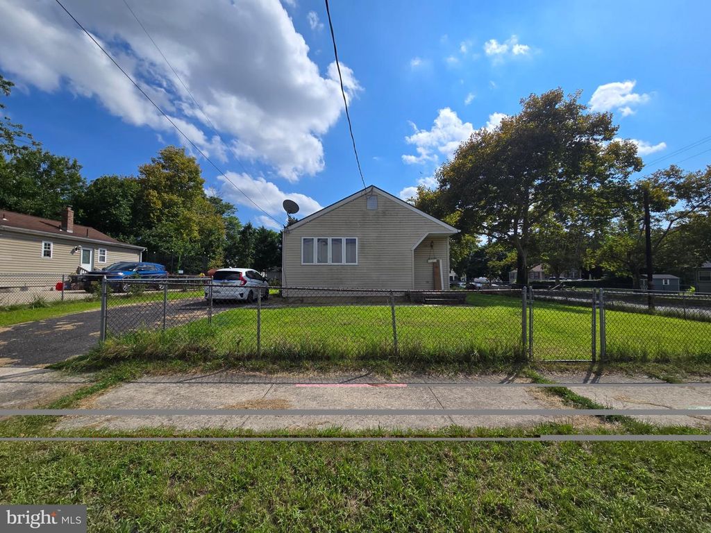 301 W PLUM ST, VINELAND, NJ 08360 — photo 2