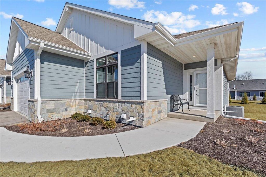7865 W Stone Ridge DRIVE #71-1, Lannon, WI 53046