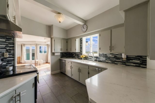 31 Hudson St, New Bedford, MA 02744