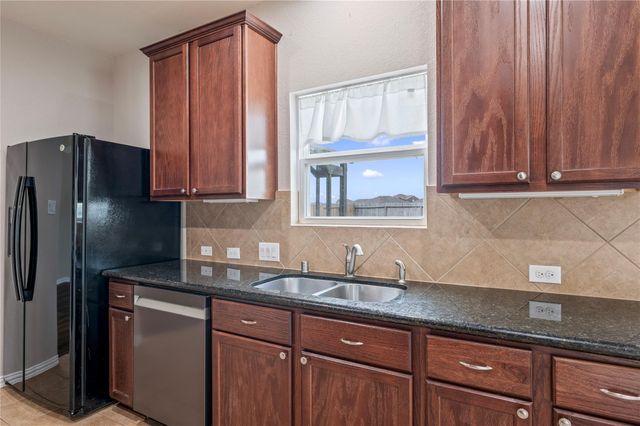 512 Forest Village Circle, La Marque, TX 77568