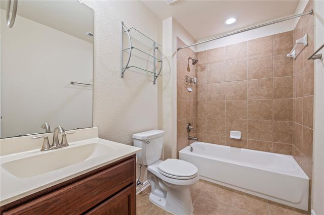 512 Forest Village Circle, La Marque, TX 77568