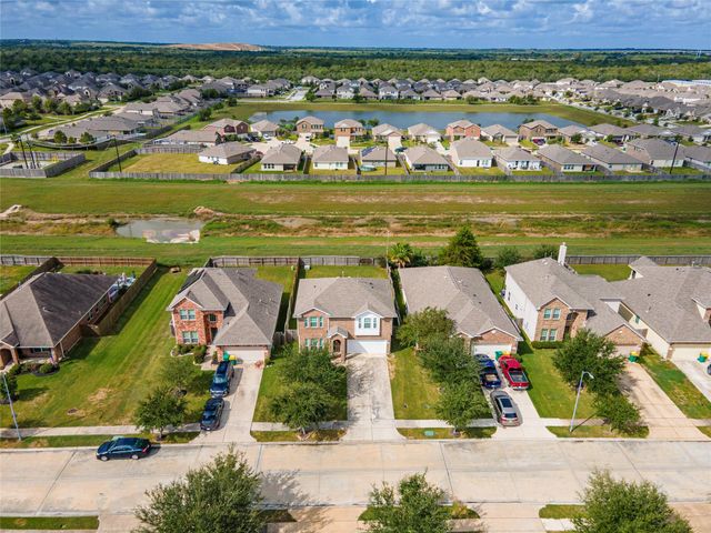 512 Forest Village Circle, La Marque, TX 77568
