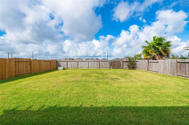 512 Forest Village Circle, La Marque, TX 77568