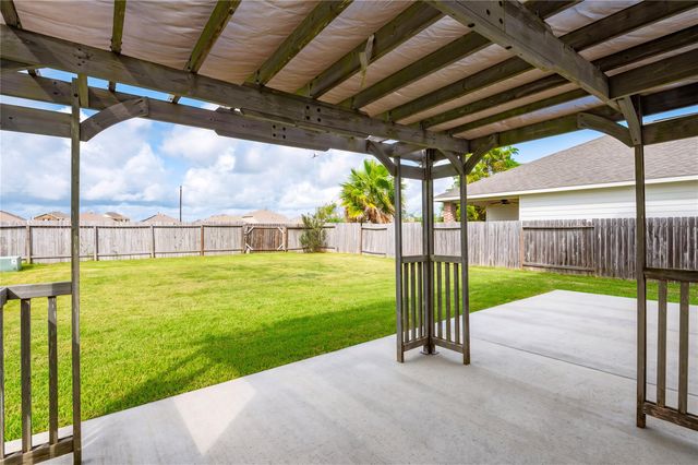 512 Forest Village Circle, La Marque, TX 77568