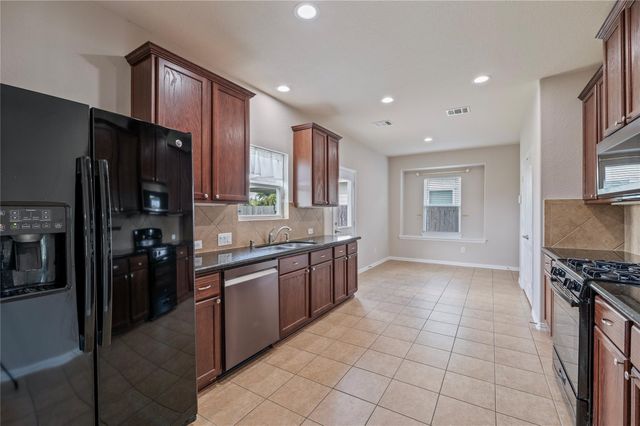 512 Forest Village Circle, La Marque, TX 77568