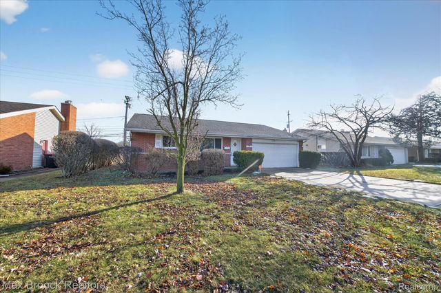 27900 E Larkmoor Street, Southfield, MI 48076