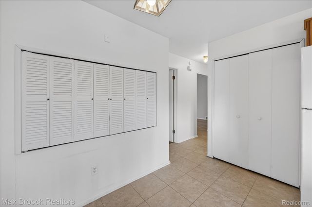 27900 E Larkmoor Street, Southfield, MI 48076