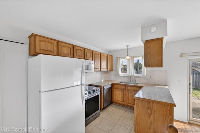 27900 E Larkmoor Street, Southfield, MI 48076