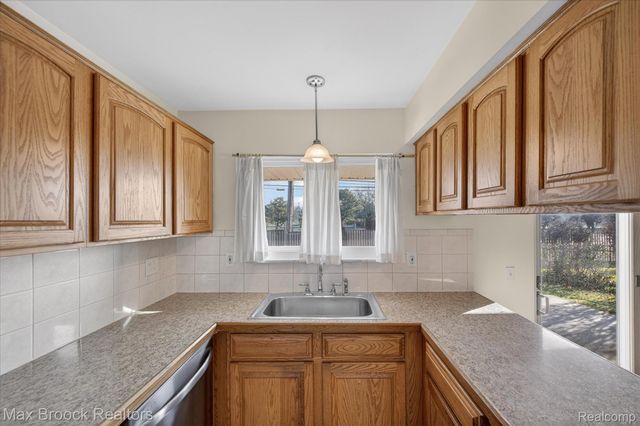 27900 E Larkmoor Street, Southfield, MI 48076