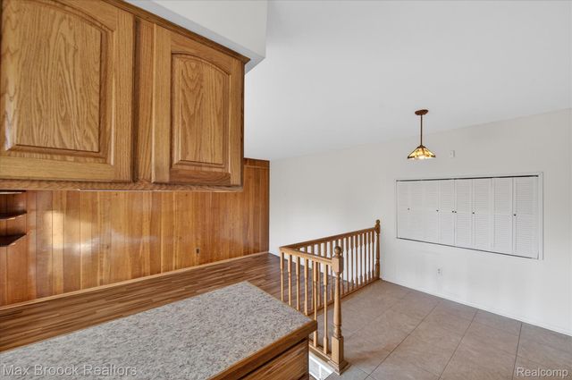 27900 E Larkmoor Street, Southfield, MI 48076