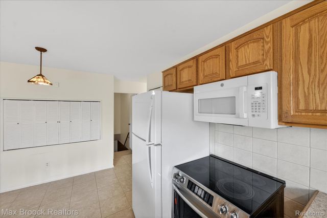 27900 E Larkmoor Street, Southfield, MI 48076