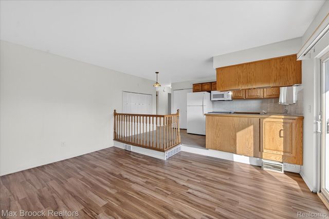 27900 E Larkmoor Street, Southfield, MI 48076