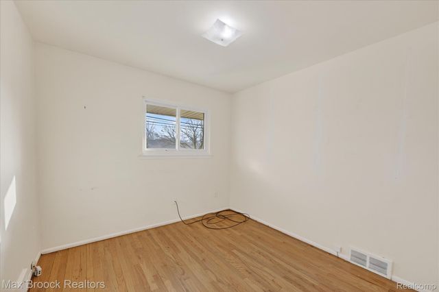 27900 E Larkmoor Street, Southfield, MI 48076