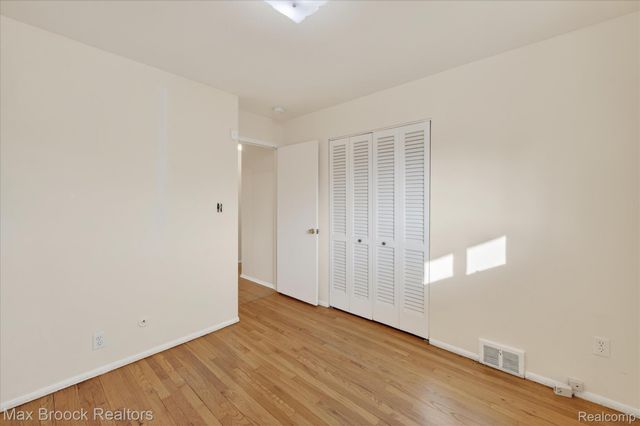 27900 E Larkmoor Street, Southfield, MI 48076