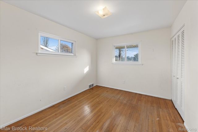 27900 E Larkmoor Street, Southfield, MI 48076