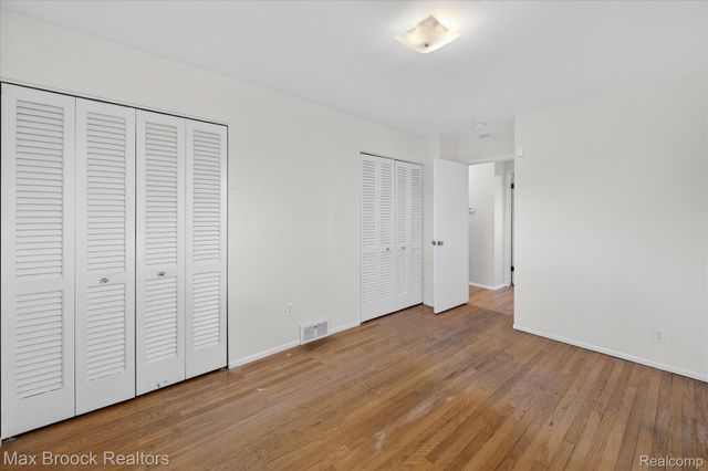 27900 E Larkmoor Street, Southfield, MI 48076