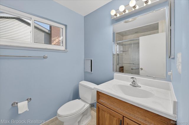 27900 E Larkmoor Street, Southfield, MI 48076