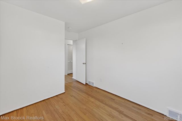 27900 E Larkmoor Street, Southfield, MI 48076