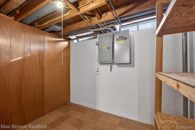 27900 E Larkmoor Street, Southfield, MI 48076