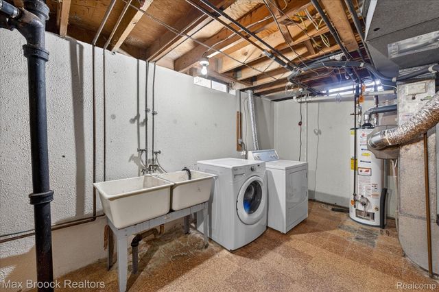 27900 E Larkmoor Street, Southfield, MI 48076