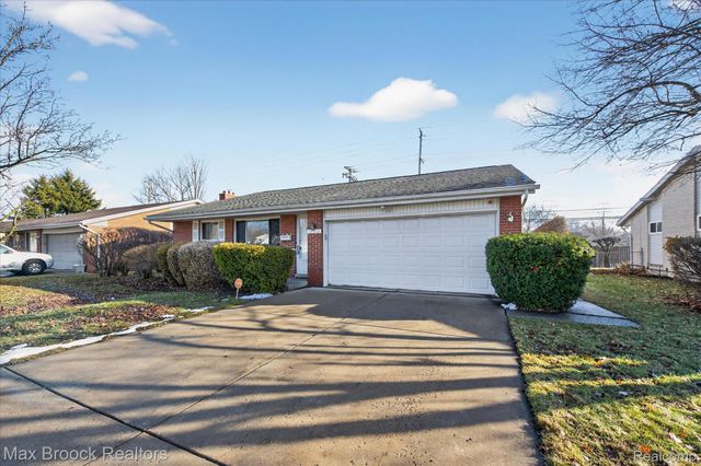 27900 E Larkmoor Street, Southfield, MI 48076