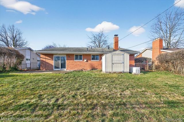 27900 E Larkmoor Street, Southfield, MI 48076