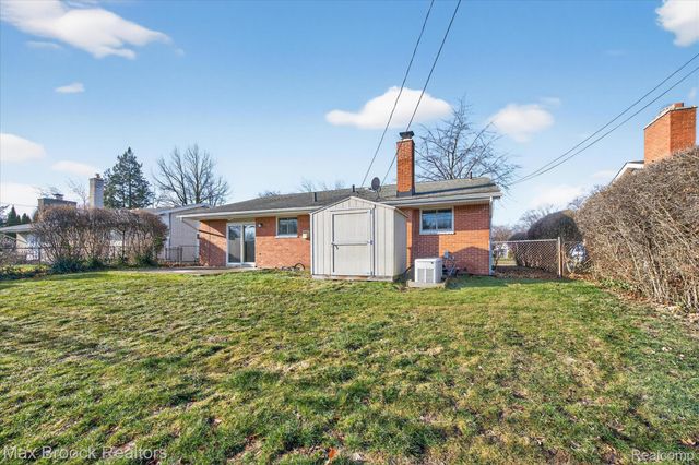 27900 E Larkmoor Street, Southfield, MI 48076