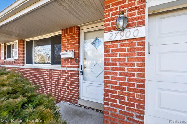 27900 E Larkmoor Street, Southfield, MI 48076