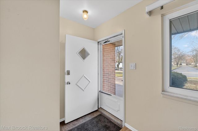 27900 E Larkmoor Street, Southfield, MI 48076