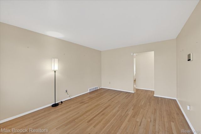 27900 E Larkmoor Street, Southfield, MI 48076