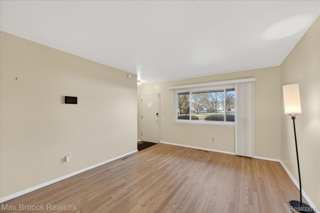 27900 E Larkmoor Street, Southfield, MI 48076