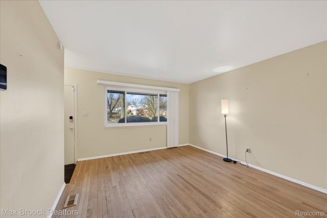 27900 E Larkmoor Street, Southfield, MI 48076