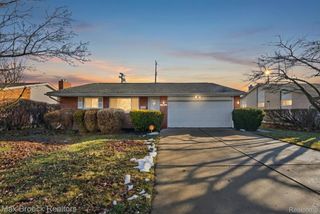 27900 E Larkmoor Street, Southfield, MI 48076