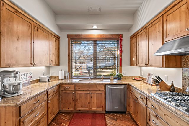 551 Sutton Place, Ashland, OR 97520