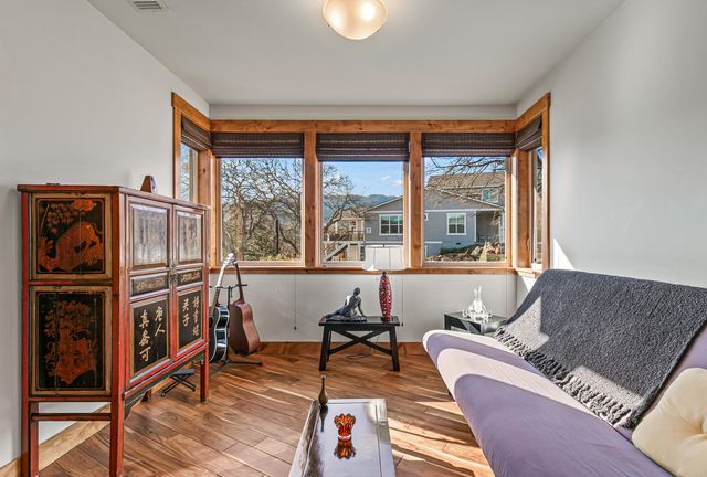 551 Sutton Place, Ashland, OR 97520