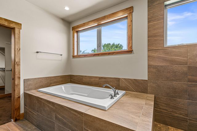 551 Sutton Place, Ashland, OR 97520