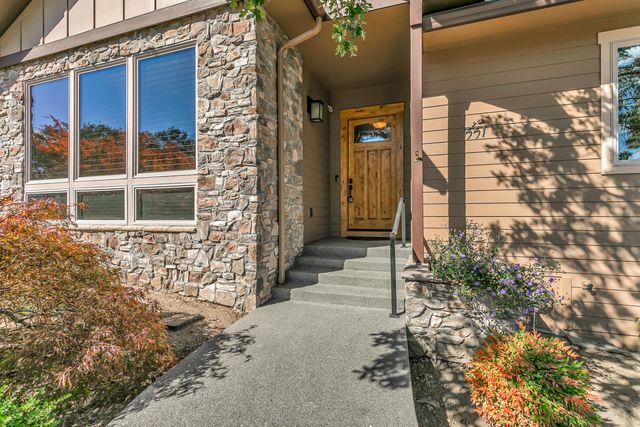 551 Sutton Place, Ashland, OR 97520