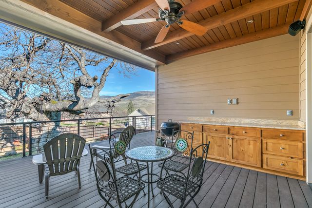 551 Sutton Place, Ashland, OR 97520