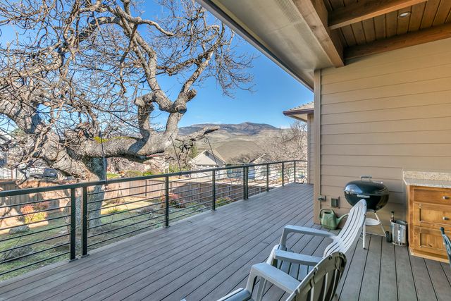 551 Sutton Place, Ashland, OR 97520