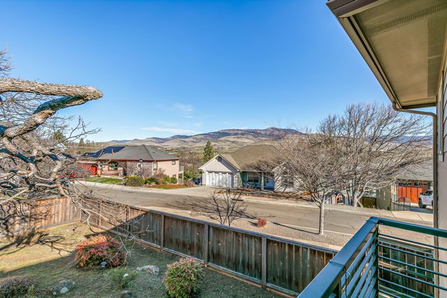551 Sutton Place, Ashland, OR 97520
