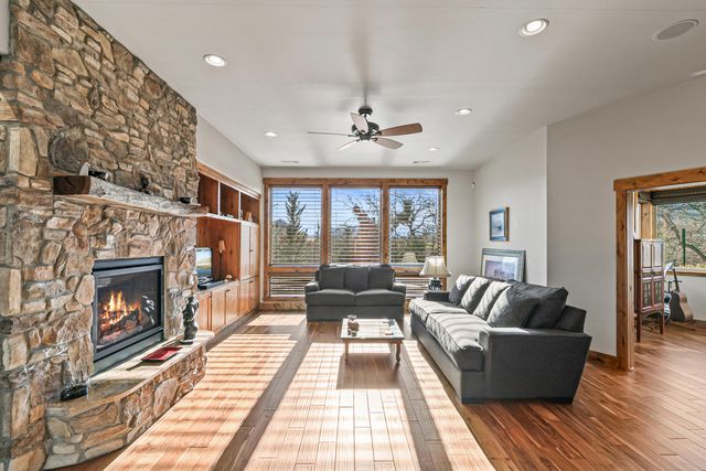 551 Sutton Place, Ashland, OR 97520