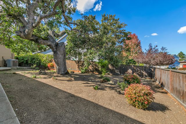 551 Sutton Place, Ashland, OR 97520