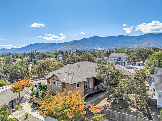 551 Sutton Place, Ashland, OR 97520