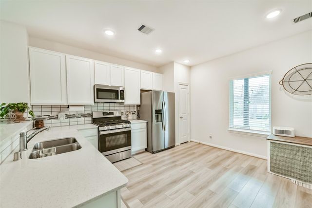 7407 Parkview Drive, Hitchcock, TX 77563