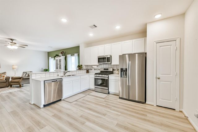 7407 Parkview Drive, Hitchcock, TX 77563