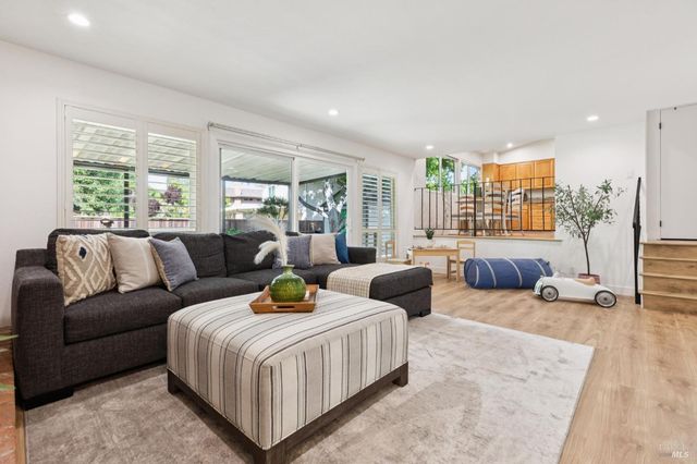 3355 Twin Oaks Dr, Napa, CA 94558